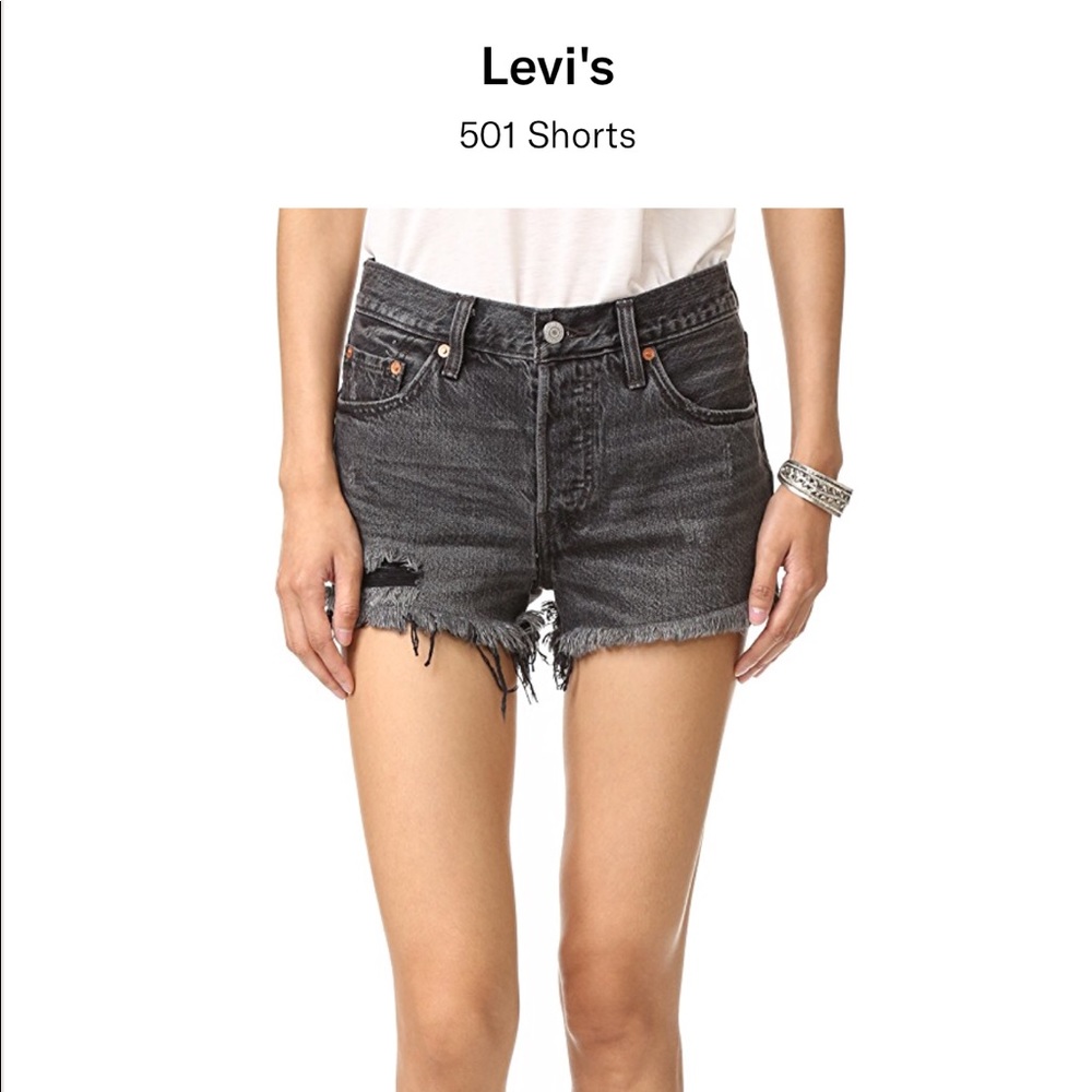 Levi’s grey short.